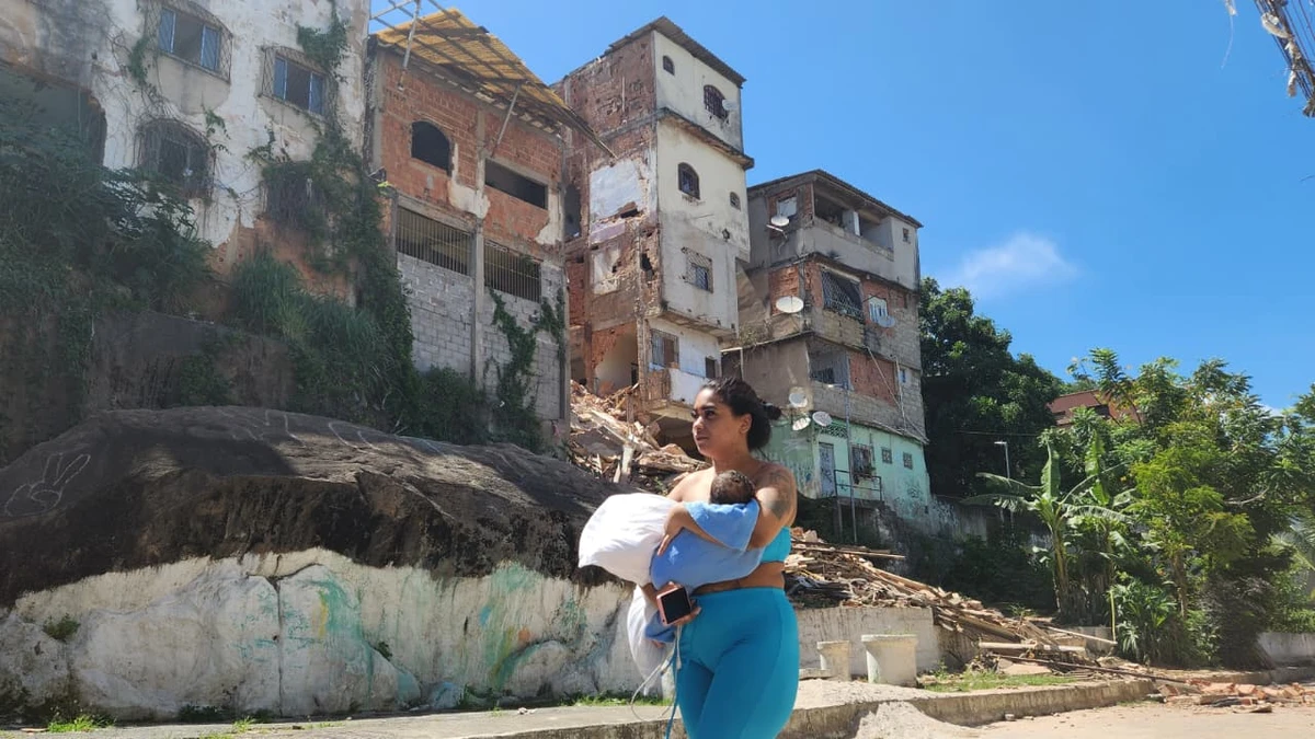 Pessoas deixam suas casas após prédio desabar no bairro Cobi de Baixo, em Vila Velha por Ricardo Medeiros
