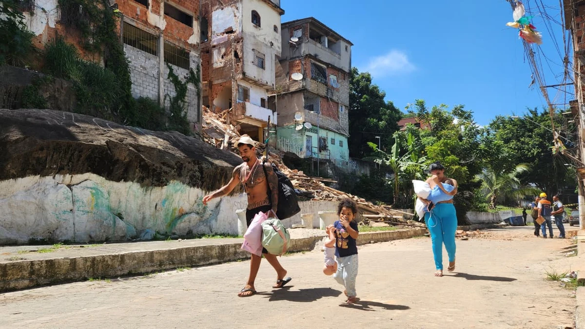 Pessoas deixam suas casas após prédio desabar no bairro Cobi de Baixo, em Vila Velha por Ricardo Medeiros