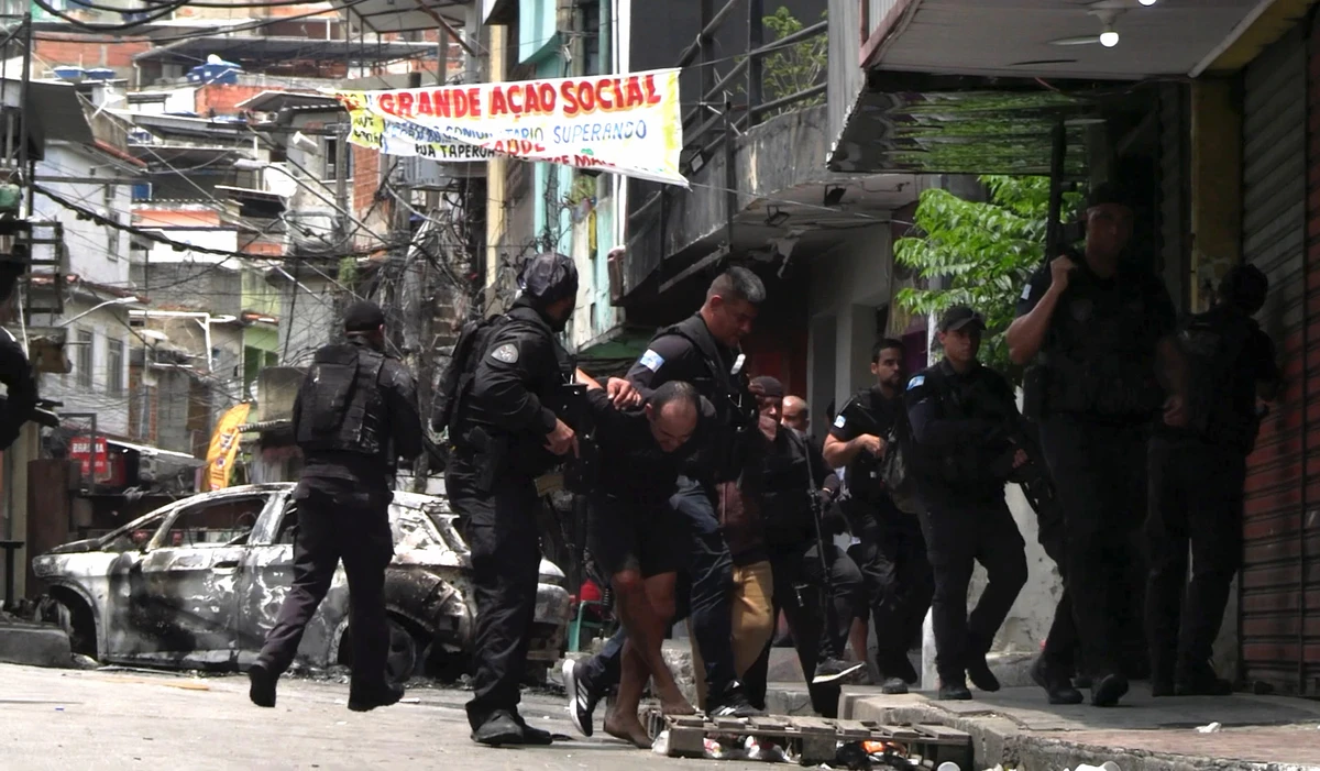 Polícia faz megaoperação no Complexo da Penha e no Alemão, Rio de Janeiro
