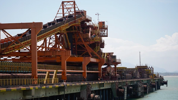 Dez anos anos depois do rompimento da barragem que deixou a fábrica paralisada por cinco anos, vídeo mostra os impactos sofridos e a recuperação da cidade