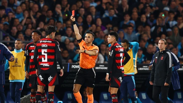 O árbitro chileno Piero Maza foi muito mal no duelo que levou o Rubro-Negro à final da Libertadores