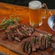 Cerveja e churrasco da Cervejaria Bigstep, em Vila Velha