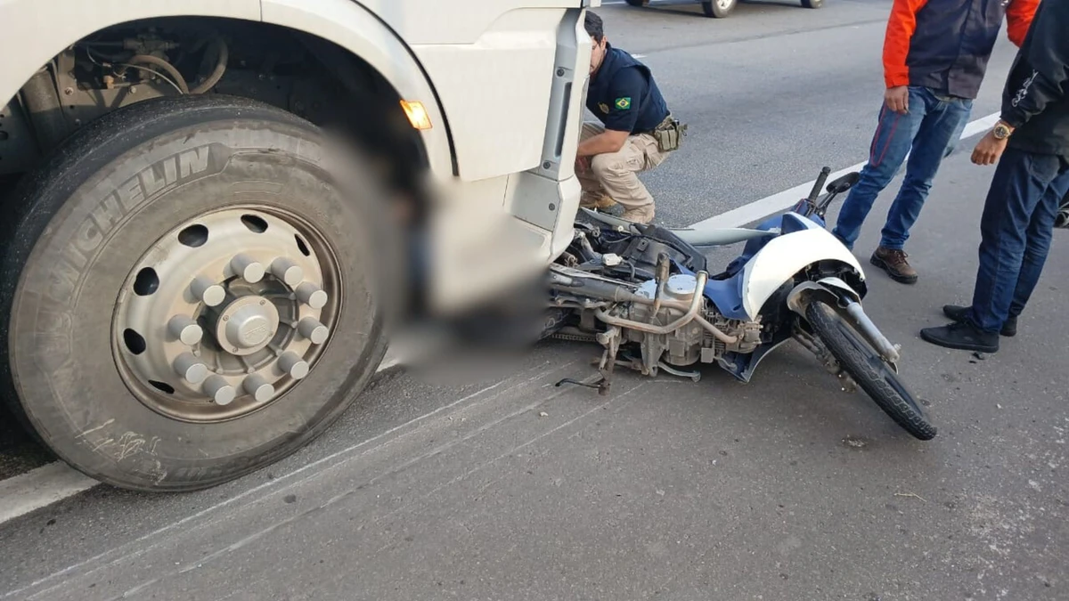 Acidente envolvendo uma moto de um caminhão na BR 101