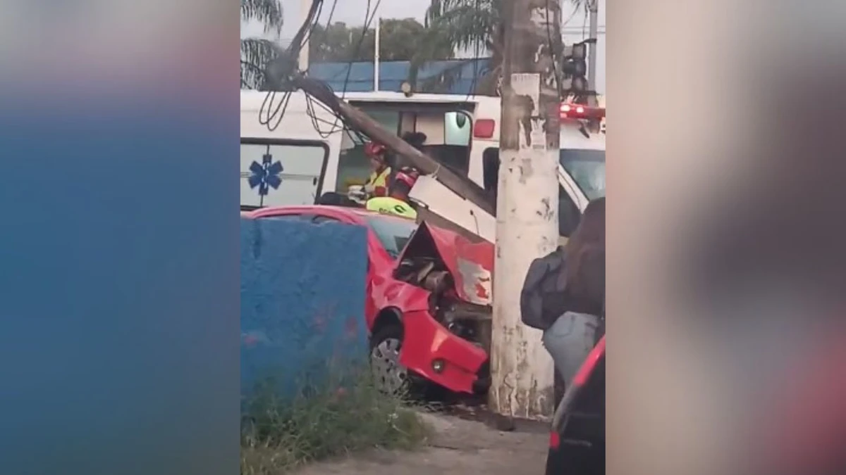carro que bateu em um poste