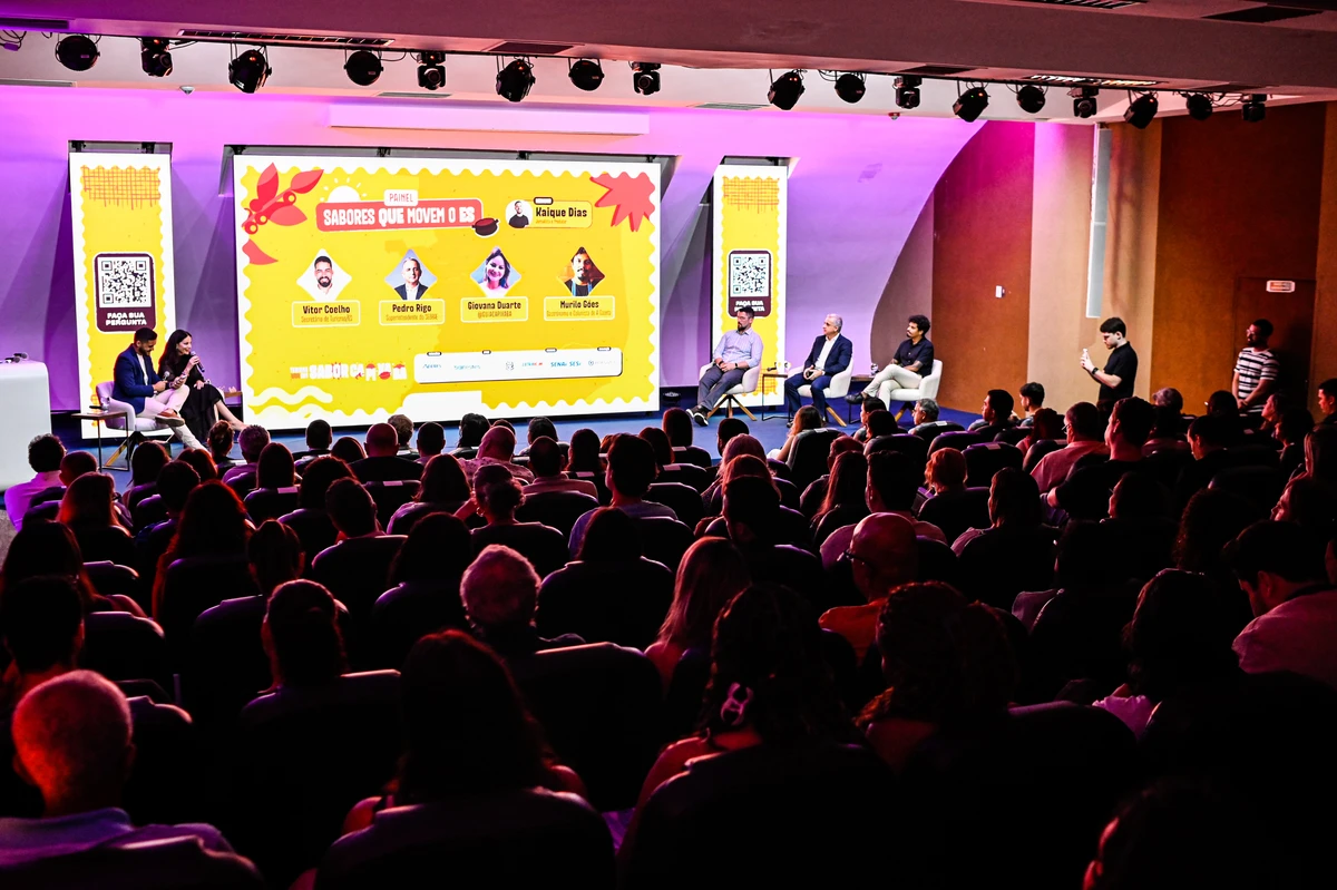 Auditório lotado para prestigiar painel 