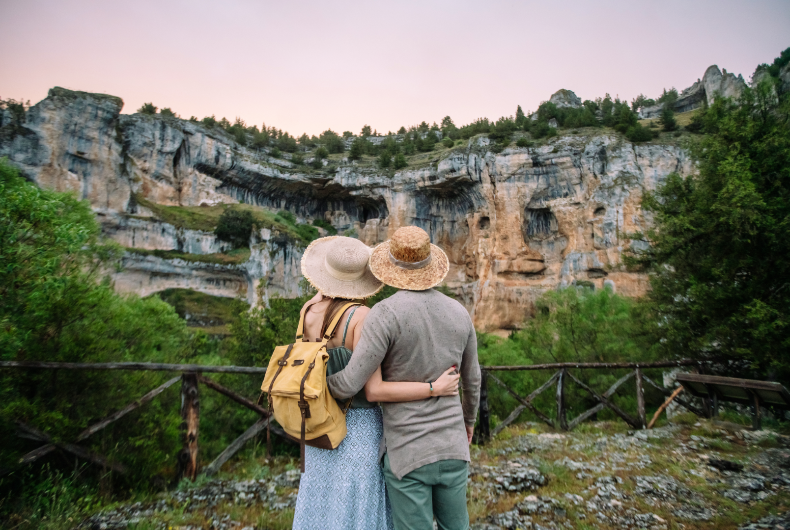 Descubra lugares para passear em casal, sem precisar gastar muito. Crédito: Canva