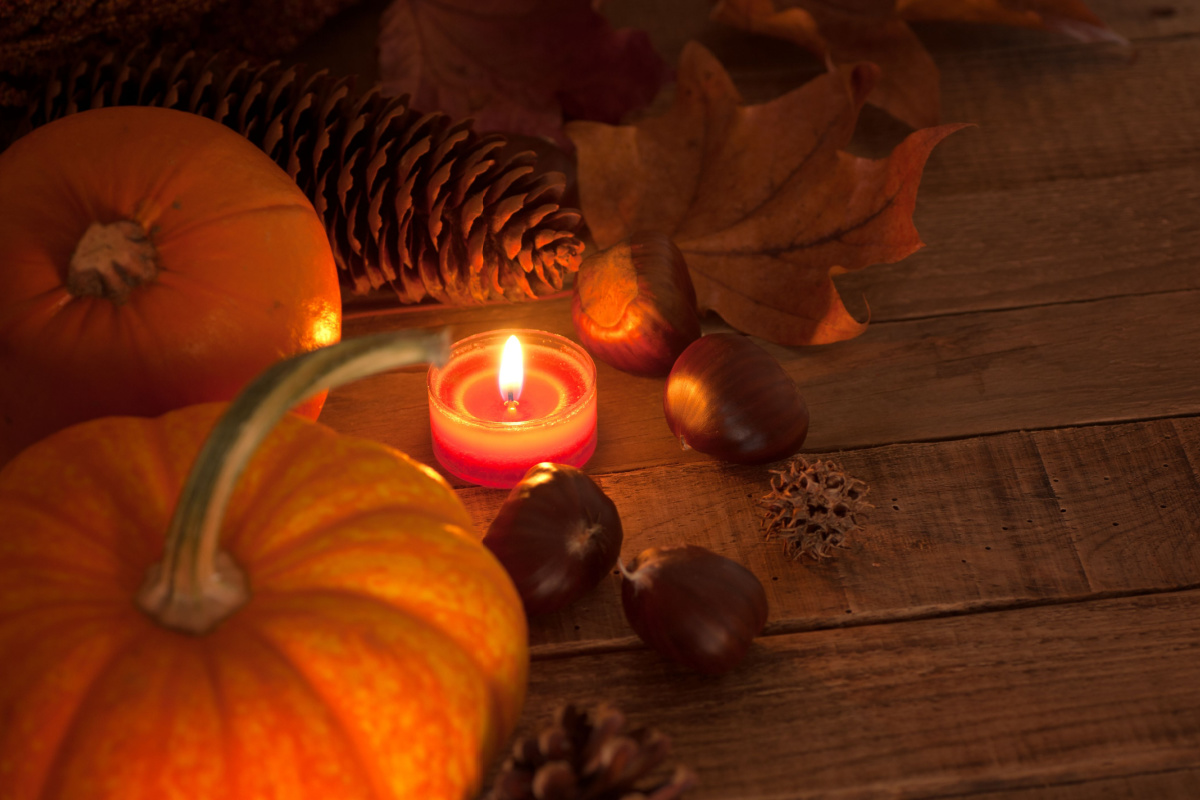 O Halloween é o dia perfeito para fazer simpatias e cortar energias negativas (Imagem: Candace Hartley | Shutterstock)