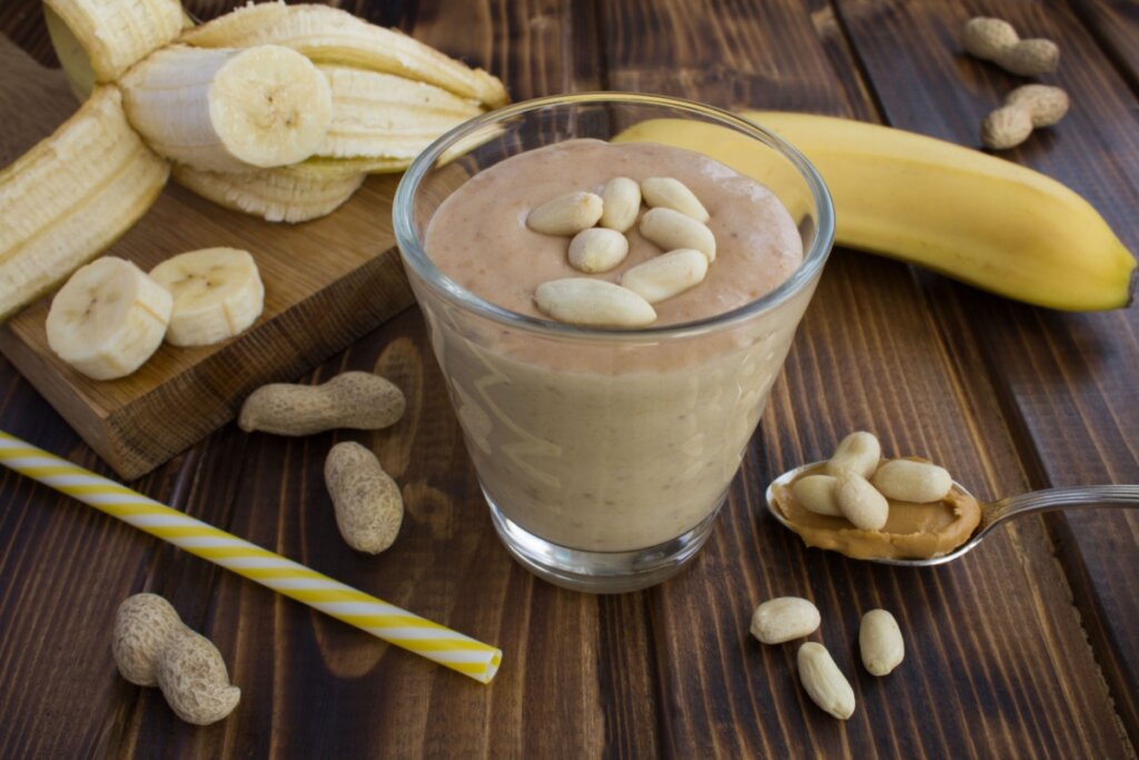 Vitamina proteica de banana com amendoim (Imagem: Liudmyla Yaremenko | Shutterstock)