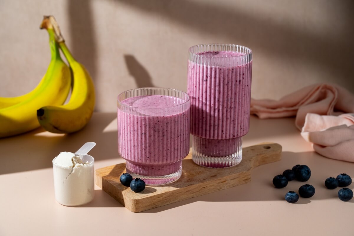 Vitamina proteica de banana e mirtilo (Imagem: Erhan Inga | Shutterstock)