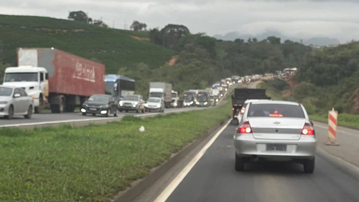 Fila de carros de formou na BR 101, na Serra, na tarde desta quinta-feira (30)