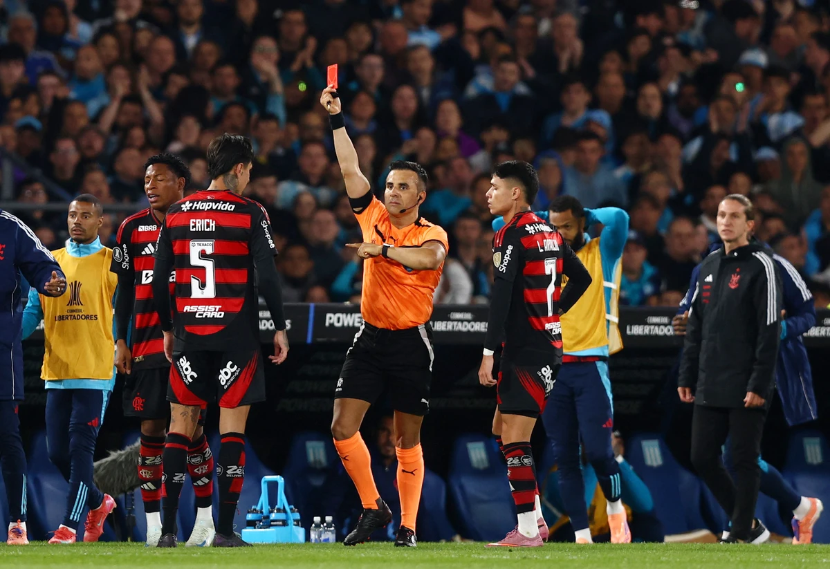 Plata foi expulso aos dez minutos do segundo tempo