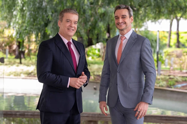 Retrato dos jornalistas Roberto Kovalick e Tiago Scheuer na sede da TV Globo de São Paulo