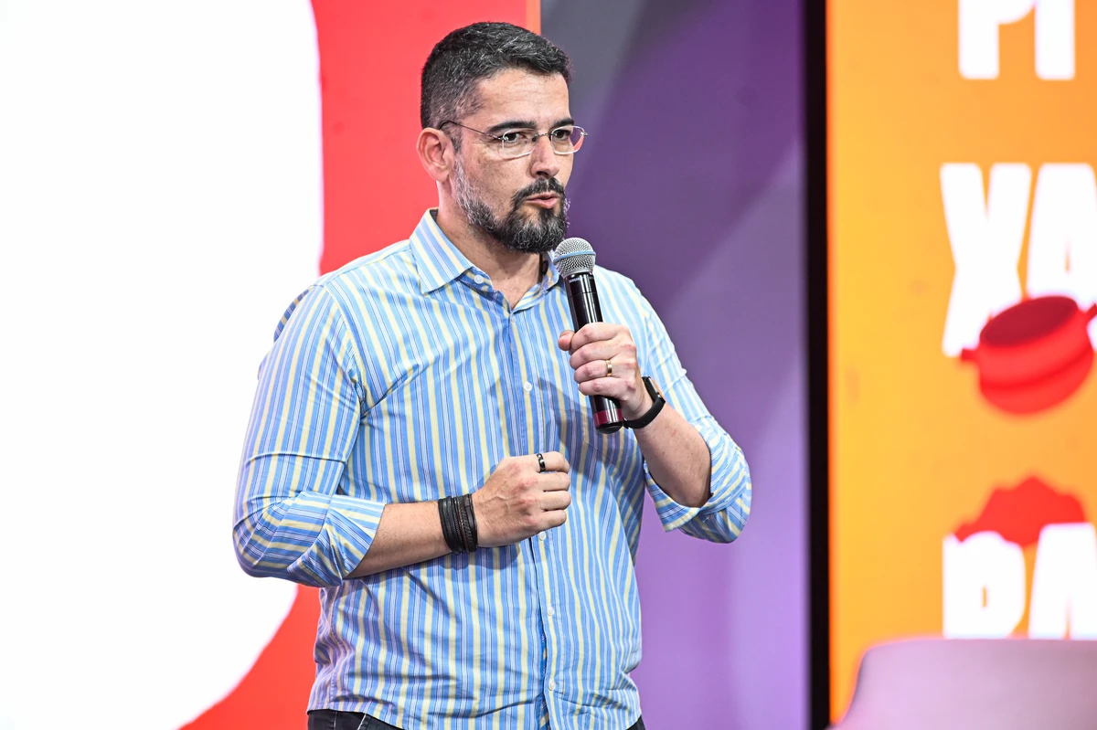 Vitor Coelho, secretário de Turismo, durante fala no evento