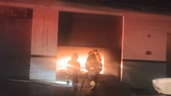 Dono do imóvel disse acreditar que incêndio tenha sido na parte elétrica do local; segundo ele, ninguém ficou ferido, mas apartamentos em um prédio vizinho foram danificados
