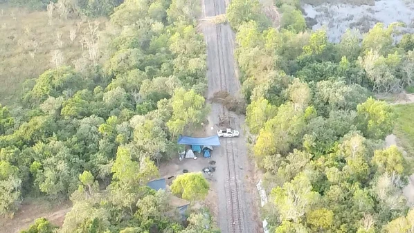O ramal Piraqueaçu, que liga a Estrada de Ferro Vitória-Minas aos portos de Aracruz, está fechado por indígenas. Interrupções são constantes por ali