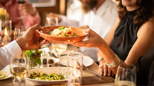 Dividir um prato em um restaurante é uma atitude bastante comum, mas alguns estabelecimentos prefiram não fazer a divisão na cozinha