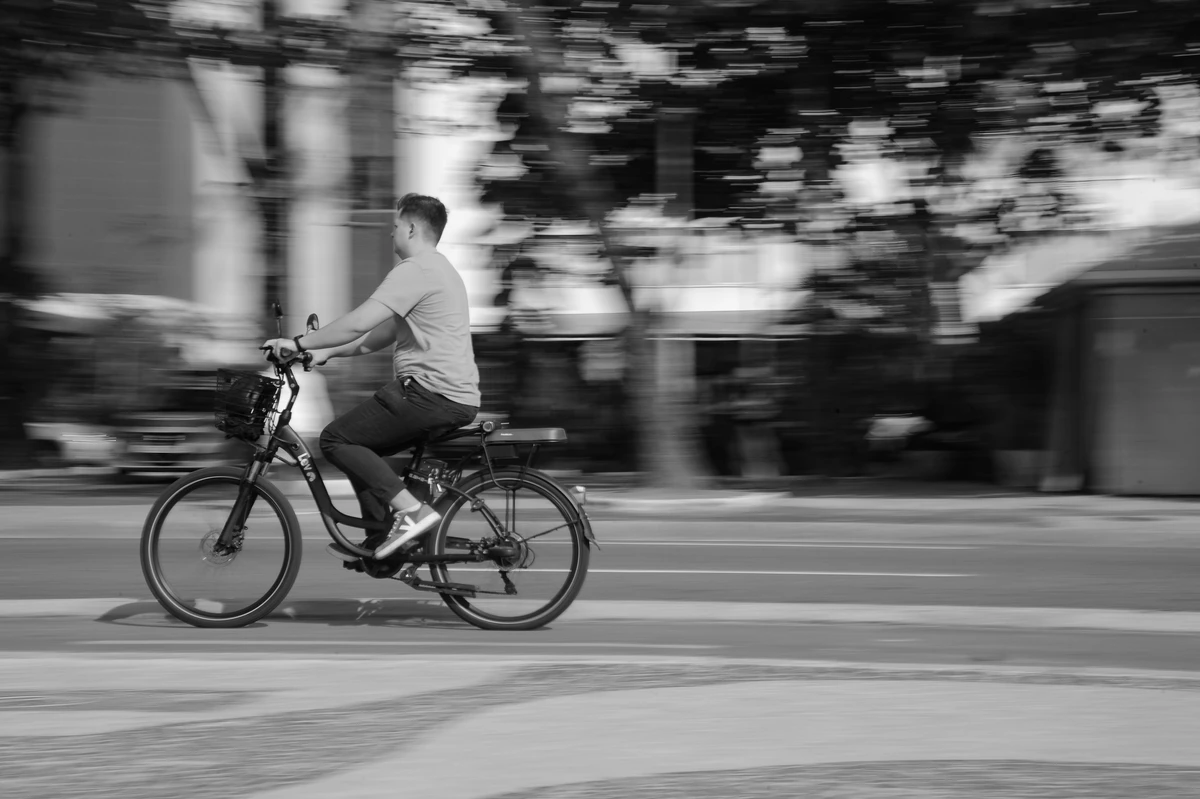 Ciclista em bicicleta elétrica