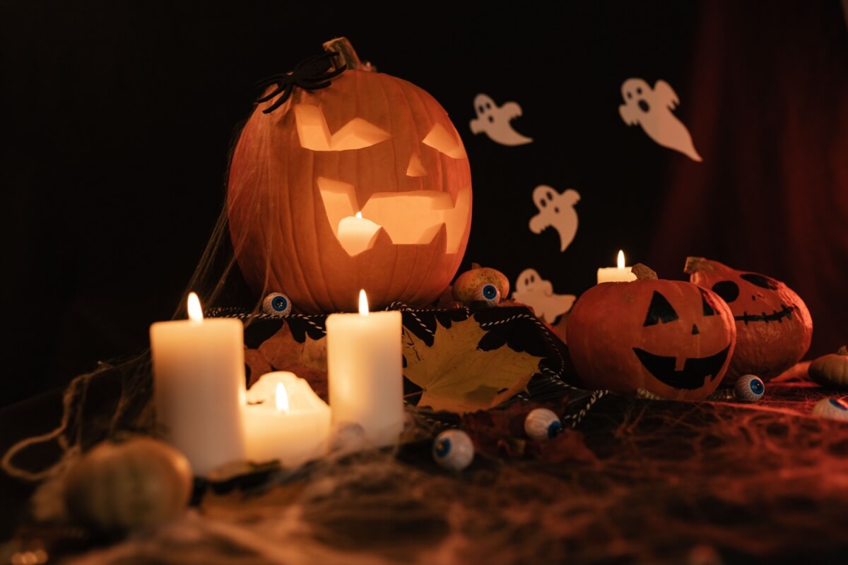 Os rituais de Halloween são uma maneira simples de aproveitar as energias da data para renovar forças e honrar os ancestrais (Imagem: Parallax Production | Shutterstock)
