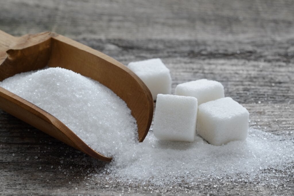 Tomar o banho de açúcar no dia primeiro de novembro é um gesto simbólico de escolher caminhar com mais ternura (Imagem: Kerim Koca | Shutterstock)