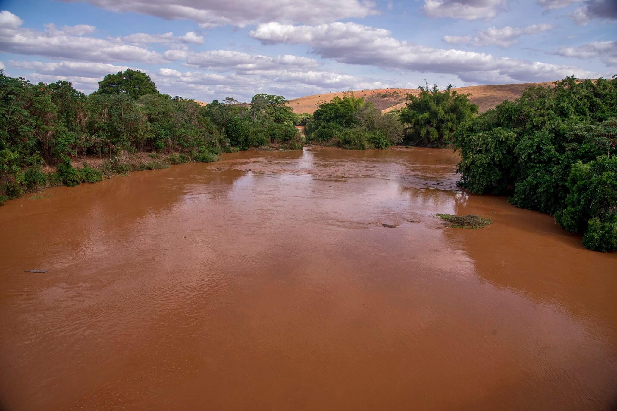 Rio Doce coberto de lama na cidade de Governador Valadares