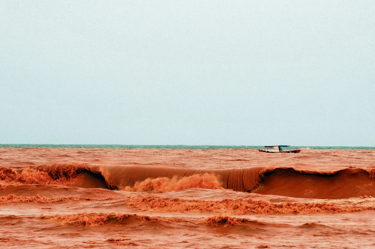 Mar de Regência em Linhares antes tomado por tons verde e azul deu lugar ao marrom da lama de rejeitos
