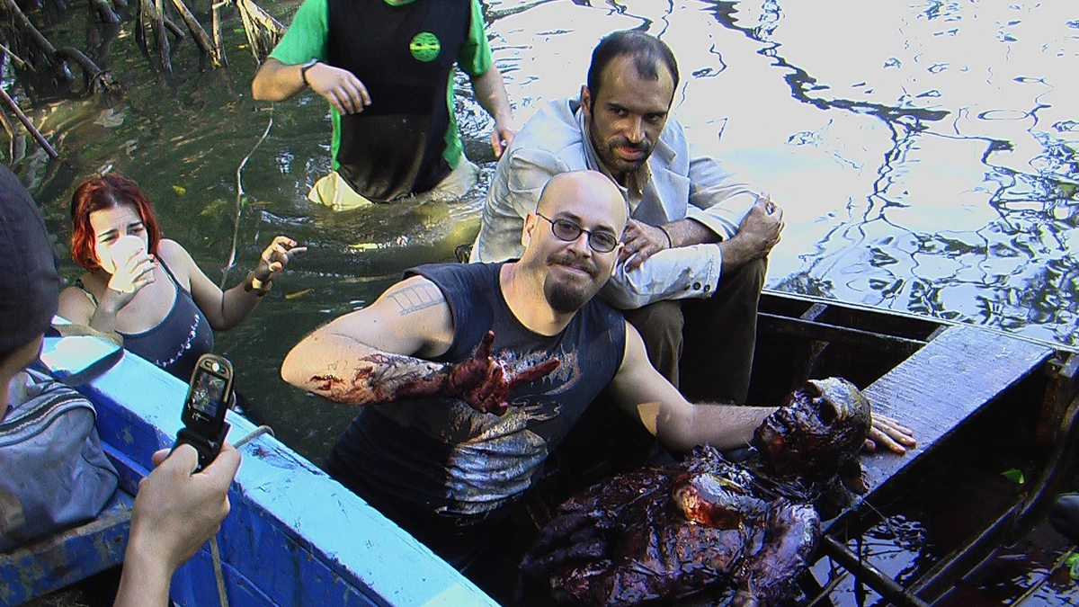 Rodrigo Aragão durante as filmagens de Mangue Negro (2008)