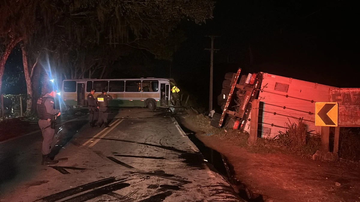 Após a colisão entre os veículos, caminhão tomba e cargas derrapam