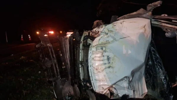 De acordo com a Polícia Militar, o motociclista trafegava em zigue-zague pela contramão e acabou colidindo de frente com a caminhonete, que capotou após o impacto