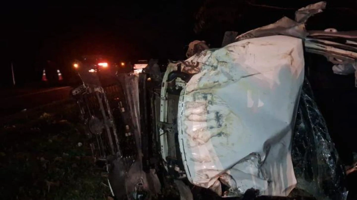Veículo capotou após bater de frente com motocicleta que seguia em zigue-zague pela contramão