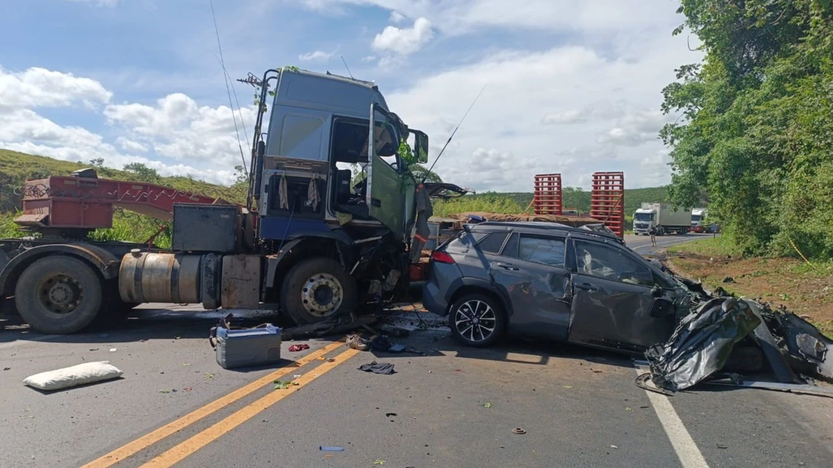 Acidente com mortes interdita totalmente a BR 101 em Fundão
