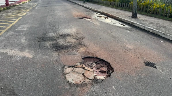 Vídeo: a menos de dois meses da estação mais badalada do ano, vias públicas na região da Enseada Azul estão em estado precário