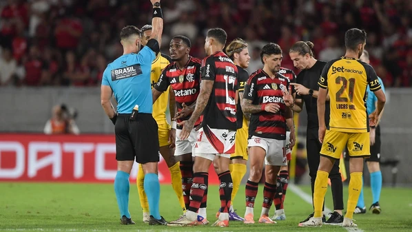 Mais uma vez os árbitros mostraram que não há uniformidade em suas decisões