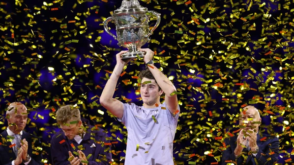 João Fonseca treina incansavelmente. Já acompanhei um dia de treinos dele. É insano. Como acontece com atletas de alto rendimento, ele treina seis, sete horas diárias, entre musculação e trabalho em quadra