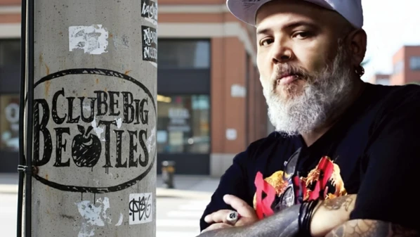 O irreverente vocalista do Ratos de Porão leva ao palco toda a energia que o consagrou como um dos maiores ícones do rock brasileiro