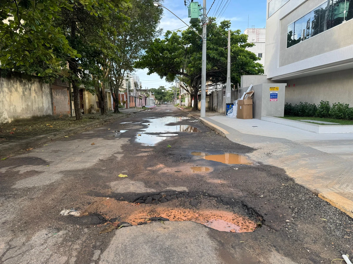 Buracos também na Rua Getúlio Coutinho, em Peracanga