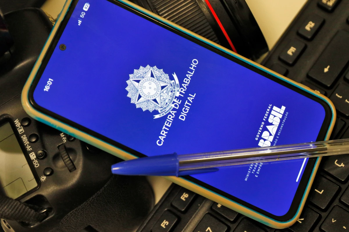  Celular com Carteira de Trabalho Digital.