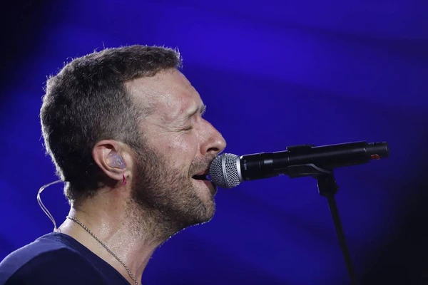 Chris Martin, do Coldplay, canta no festival Global Citizen