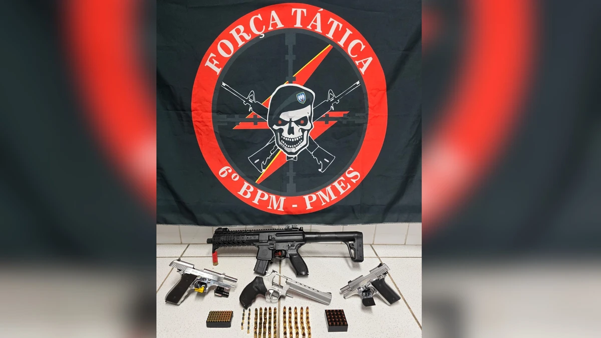 Duas pistolas, um revólver e um simulacro de fuzil foram apreendidos na Serra