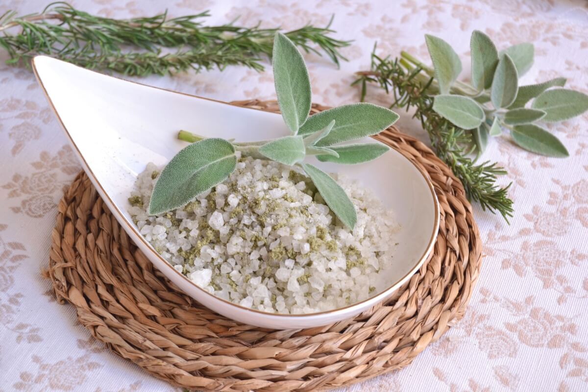 Banhos após o Halloween ajudam a promover limpeza energética (Imagem: Taty M | Shutterstock)