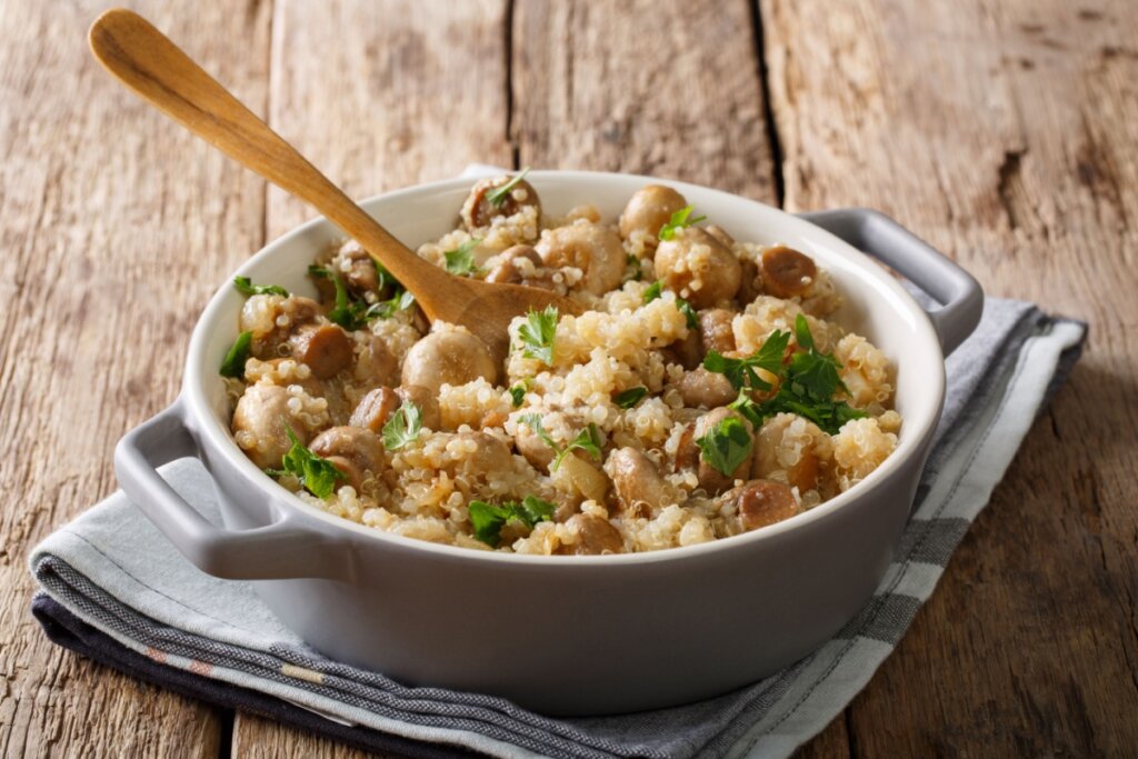 Quinoa com cogumelo salteado (Imagem: Sergii Koval | Shutterstock)