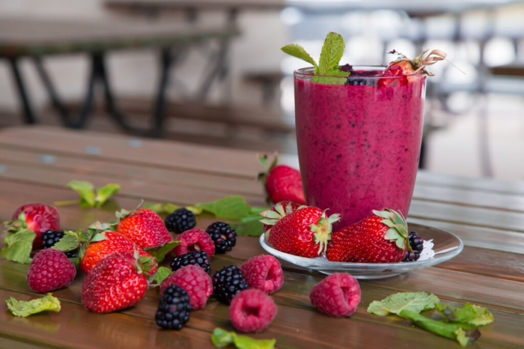 Vitamina de frutas vermelhas com iogurte grego (Imagem: AnnaMorozova | Shutterstock)