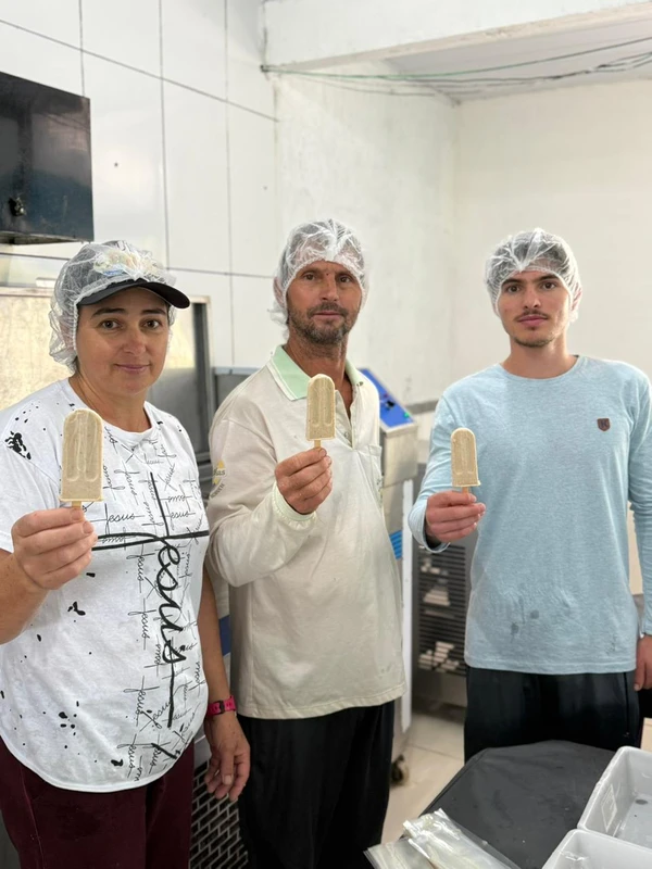 Edinelma Fardin, Zelindo Fardin e Yuri Fardin: família do interior de Alfredo Chaves produz sorvetes e picolés de mais de 50 sabores, além do de inhame