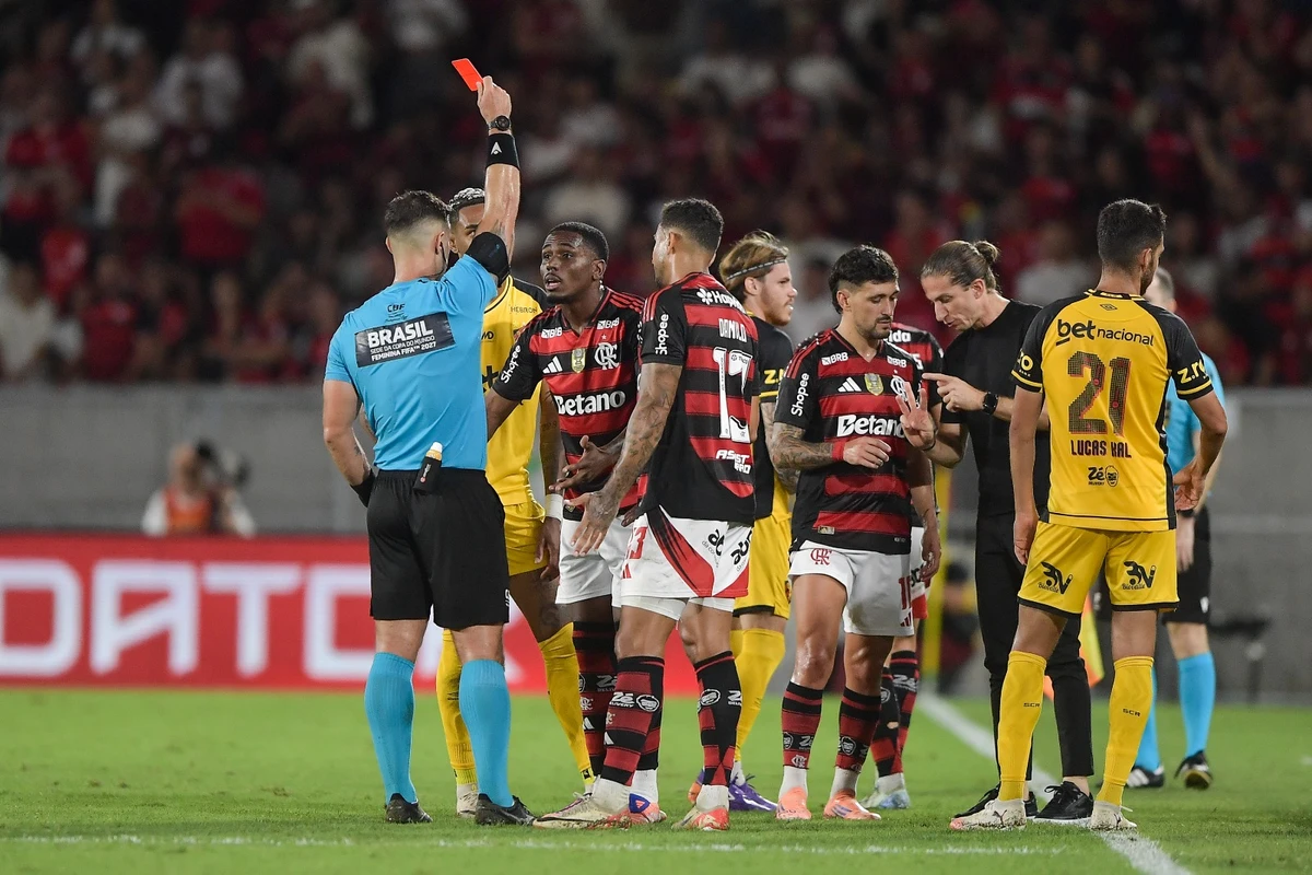 Evertton Araújo jogador do Flamengo recebe cartão vermelho do árbitro durante partida contra o Sport no estádio Maracanã pelo campeonato Brasileiro A 2025