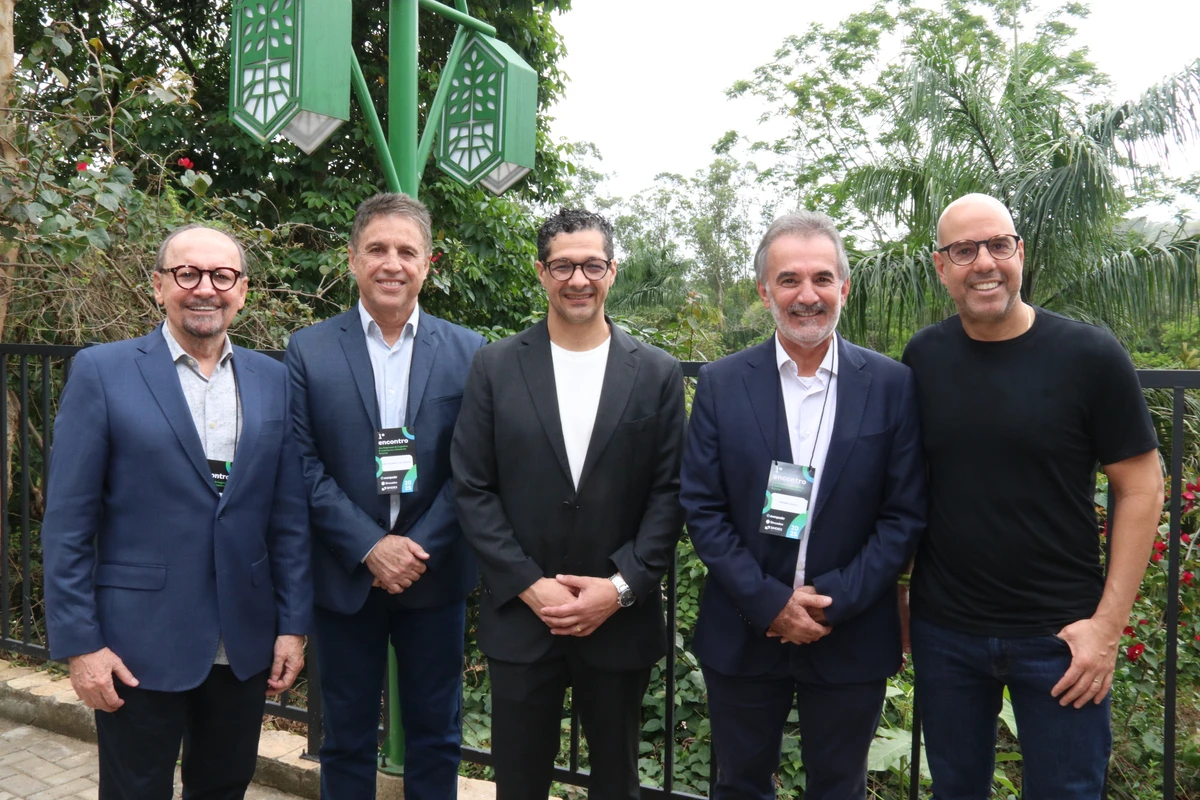 Idalberto Moro (Sincades e Fecomércio), José Eduardo Farias de Azevedo (secretário de Desenvolvimento Econômico de Aracruz), Alexandre Malta (AvenpesBR), Sidemar Acosta (Sindiex) e Rogério Salume (secretário de Estado de Desenvolvimento)