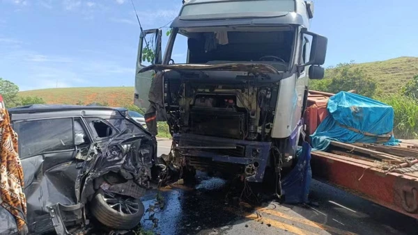 Mãe e filho morreram em grave acidente na BR 101, em Fundão