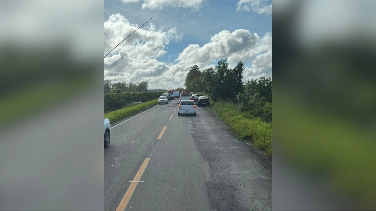 Motociclista morre ao ser atingido por peça que se soltou de caminhão em Jaguaré.
