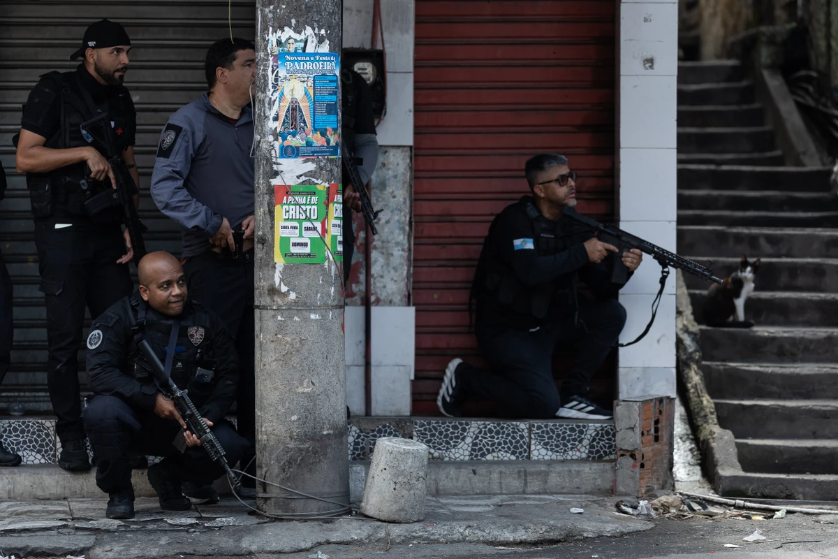Policiais durante megaoperação no Complexo da Penha, no Rio de Janeiro