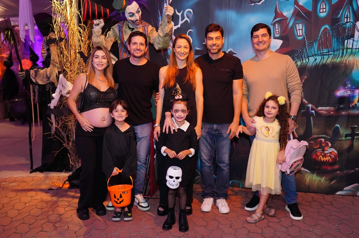 Vitor e Michele Meireles, brigida maioli e ronaldson Ferreira, Fernando frizera, e os pequenos Maria Antonia, Benicio, Vitoria