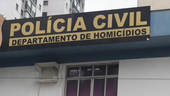 Suspeito ainda tentou voltar ao local com uma camisa diferente para despistar os agentes da guarda, mas foi identificado e acabou sendo levado à polícia