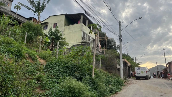 Vitor Manoel Santana de Jesus, de 19 anos, e Thalisson Santana de Souza, 30, morreram após um homem entrar na residência e disparar contra eles